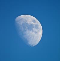 Día representado por la Luna